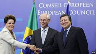 Dilma Rousseff com o presidente do Conselho Europeu, Herman Van Rompuy, e o presidente da Comissão Europeia, Durão Barroso (direita)./AP