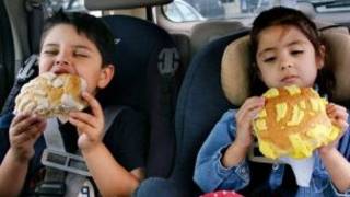 Niños comiendo pan