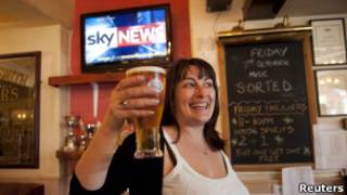 Karen Murphy em seu pub (Reuters)