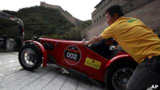 Carro na muralha da China. AP