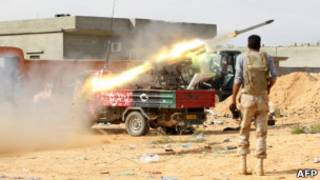 Disparos feitos por tropas do CNT em Sirte, nesta sexta (AFP)