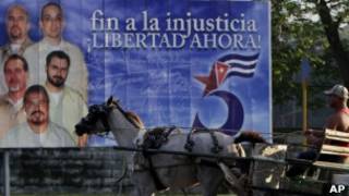 Cartaz em Havana pedindo a libertação dos cinco cubanos presos nos EUA (AP)
