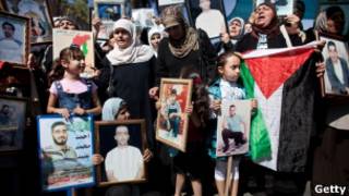 Palestinos em protesto, na última sexta, pela libertação de parentes detidos por Israel (Getty)