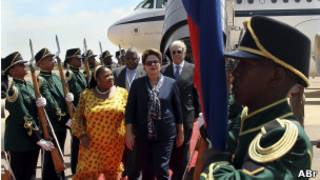 A presidente Dilma Roussef desembarca em Pretória.