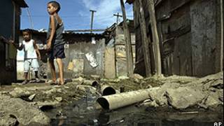 Áreas de favela geralmente são as mais afetadas por falta de rede de esgoto (Arquivo/AP)