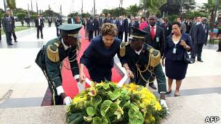 Dilma Roussef visita monumento em Luanda, em 20 de outubro de 2011.