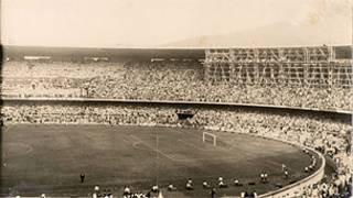 Jogo inaugural do Maracanã, na década de 50, com os andaimes ainda nas arquibancadas (Foto: Suderj/Divulgação)