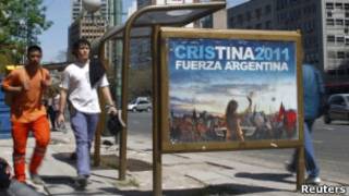 Cartaz da campanha de Cristina Kirchner (Reuters)