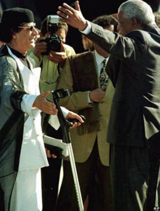 Khadafi e Nelson mandela (foto de 1999)