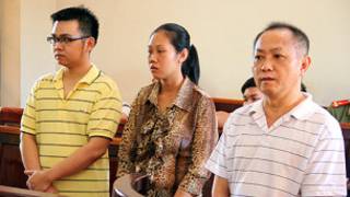 Ba bị cáo tại tòa (ảnh của báo Thanh Niên)