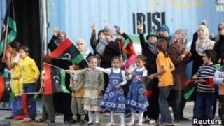 Pessoas fazem fila para ver corpo de Khadafi em Misrata (Reuters)