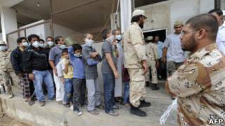 Líbios fazem fila para ver corpo de Khadafi (AFP)