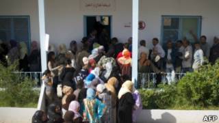 Eleitores fazem fila na Tunísia