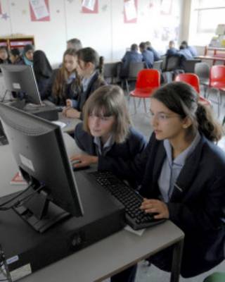 Niñas frente a un computador