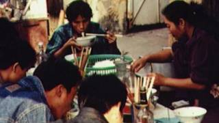 Ăn uống trên đường phố ở Việt Nam
