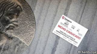 Jazigo com adesivo.