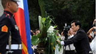Chủ tịch Trương Tấn Sang đặt hoa ở tượng đài Jose Rizal