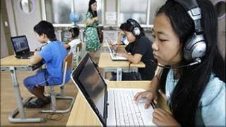 Niños en un salón con computadoras