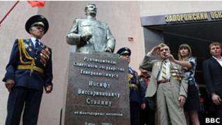 Уничтоженный впоследствии памятник Сталину в Запорожье