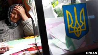 Літня жінка на виборчій дільниці