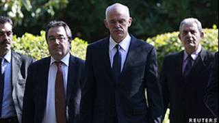 Premiê grego, George Papandreou (centro), deixa Palácio Presidencial em Atenas depois de reunião com presidente (Foto: Reuters)