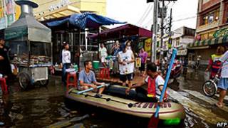 Moradores de Bangcoc em um bote inflável perto do centro da capital tailandesa (AFP/Getty)