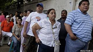 Nicaraguenses fazem fila para votar em Manágua (Reuters)