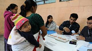 Eleitoras apresentam documentos antes de votar em Chinautla, na Guatemala (AFP/Getty)