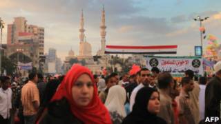 مصريون يحتفلون بالعيد وسط الحملة الانتخابية