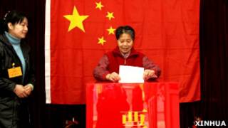 北京某地方人大選舉投票站內一位女士在投票(新華社圖片8/11/2011)
