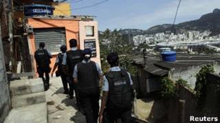 Policiais no morro da Mangueira. Foto: Reuters