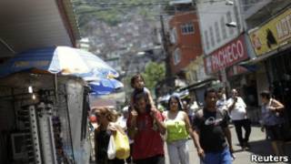 Moradores na favela da Rocinha.