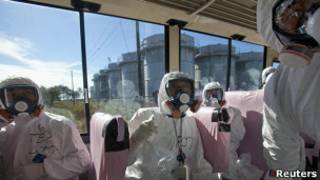 Các nhà báo vào tham quan nhà máy hạt nhân Fukushima.