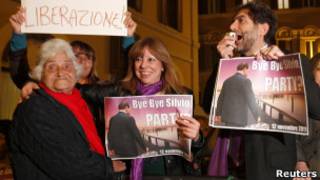Italianos comemoram a renúncia de Berlusconi em Roma