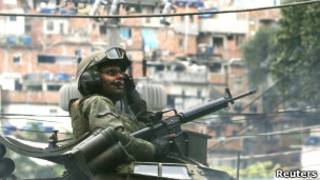 Policial durante ocupação da Rocinha