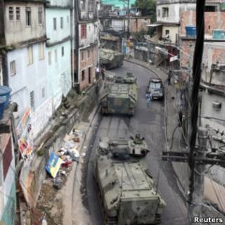 Tanques sobem o morro em ocupação da Rocinha (Foto: Reuters)