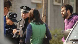 中国警察盘问记者