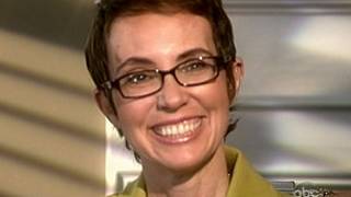 Gabrielle Giffords, em foto que reproduz sua entrevista à TV norte-americana
