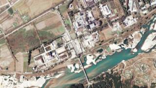 朝鮮寧邊核反應堆(資料衛星圖片,07/11/2004)