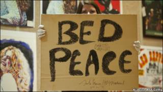 列农制作的Bed Peace 反战标语牌