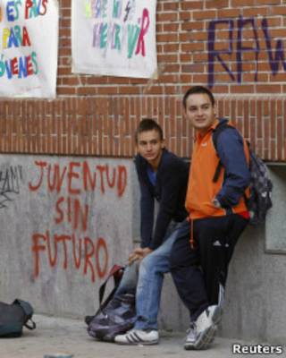 Jovens em Madri (Reuters)