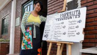 Carla Morales em frente ao restaurante Transeúntes (foto: Marcelo Escayola)