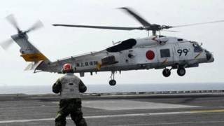 Hàng không mẫu hạm USS Ronald Reagan tại Thái Bình Dương đón trực thăng của Nhật hạ cánh