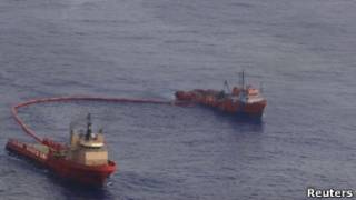 Navios tentam conter vazamento de óleo na Bacia de Campos, em foto do dia 13 de novembro (Reuters)