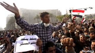 Protestos contra a junta militar egípcia, nesta terça, no Cairo (Reuters)