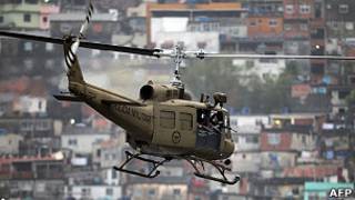 Un helicóptero sobrevuela una favela en Río de Janeiro