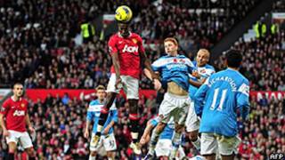 Danny Welbeck cabeceia bola pelo Manchester United contra o Sunderland (AFP)
