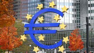 signo del euro frente al banco central europeo