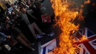 ब्रितानी दूतावास पर प्रदर्शनकारी