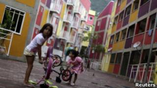 Crianças brincam em rua da Rocinha